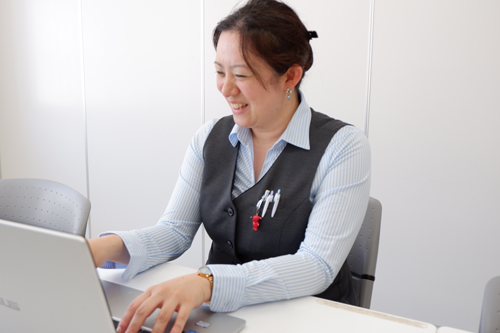 女性社員3